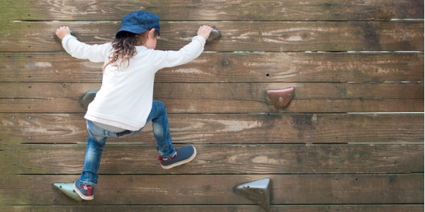 little-girl-climbing-the-wall-picture-id924684348